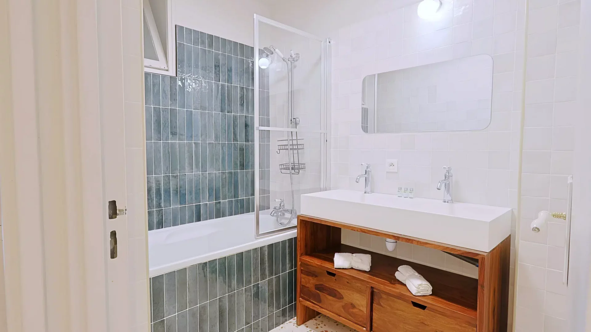 Salle de bain avec une douche tropicale à Paris