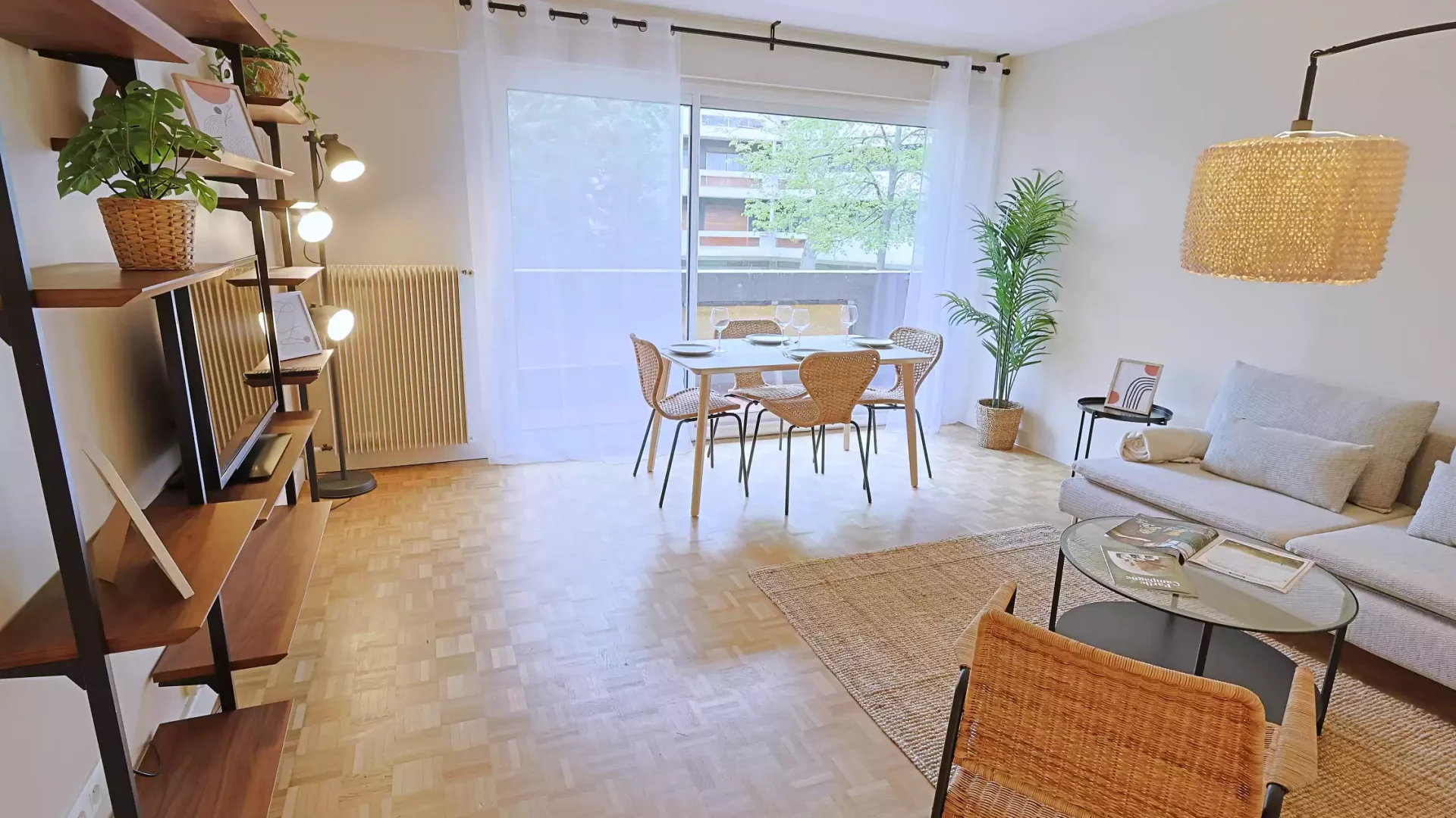 Salon avec canapé et balcon à Paris