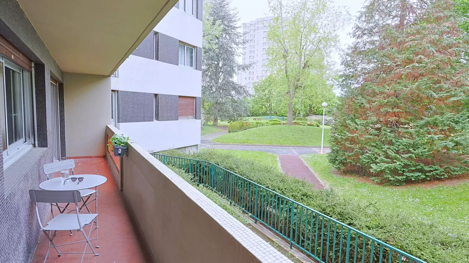 Vue balcon quartier calme Paris