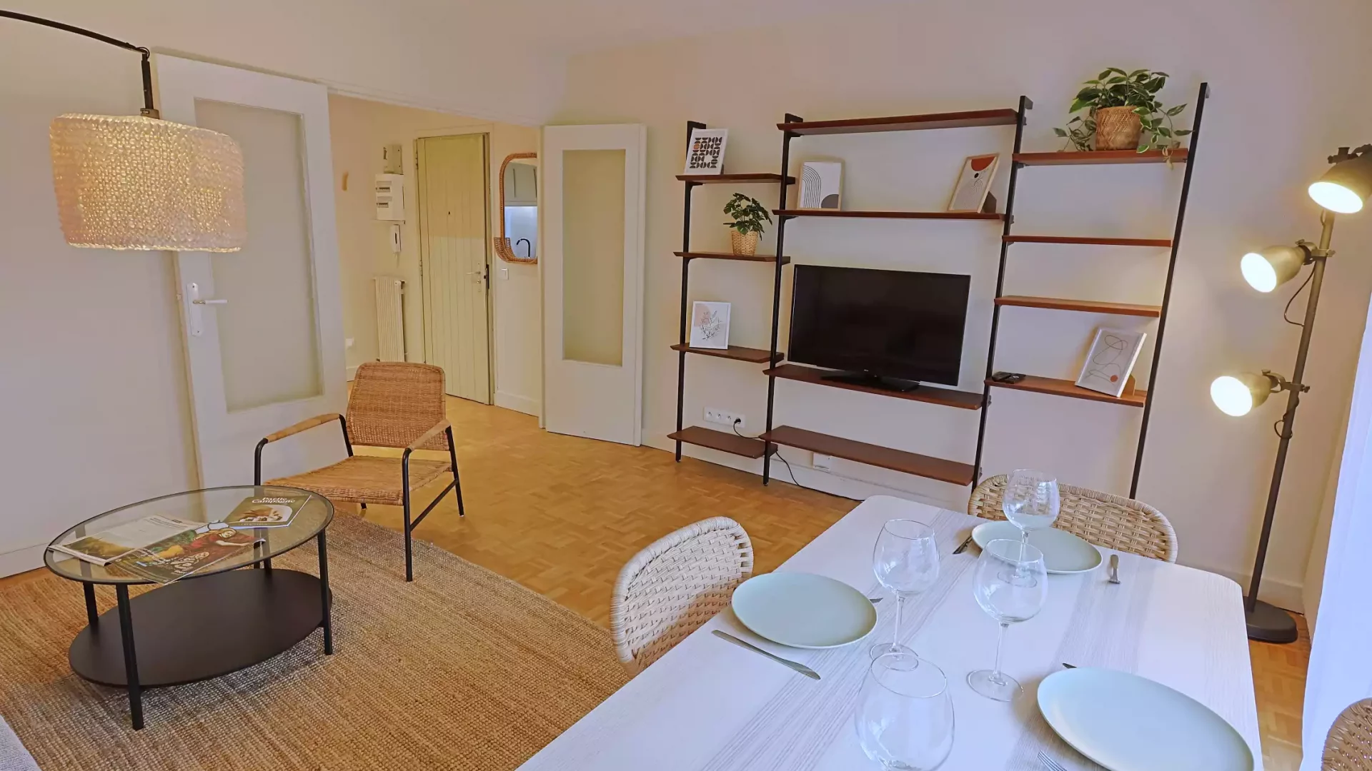 Salon spacieux avec la table à manger en colocation à Paris