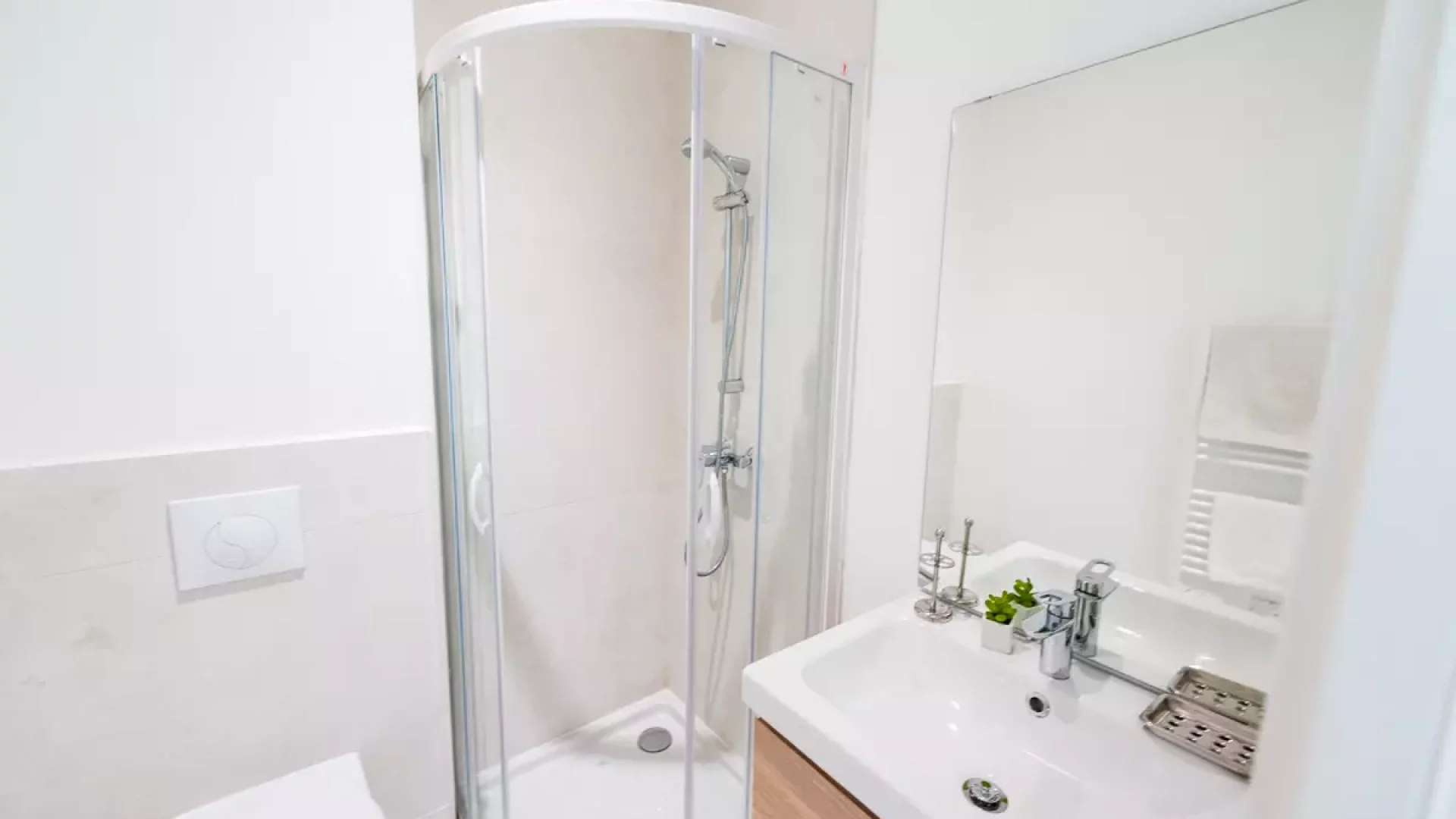 Salle de bain en studio meublé à Toulon