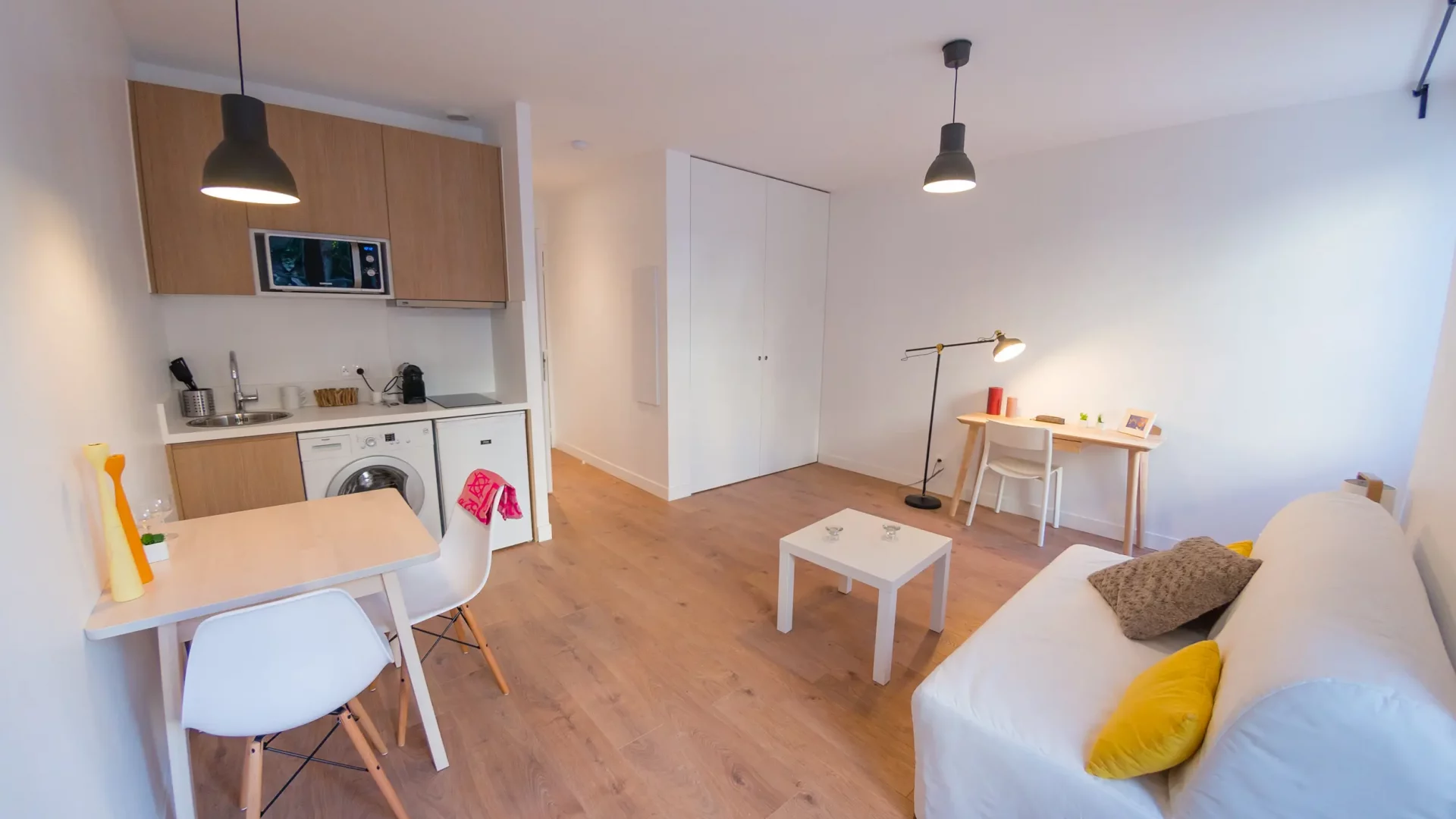 Studio spacieux avec canapé lit en studio à Toulon