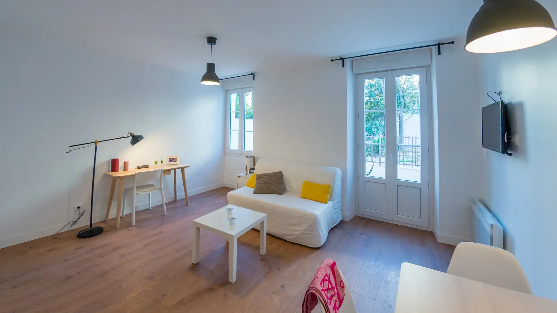 Grand Studio spacieux avec canapé en studio à Toulon