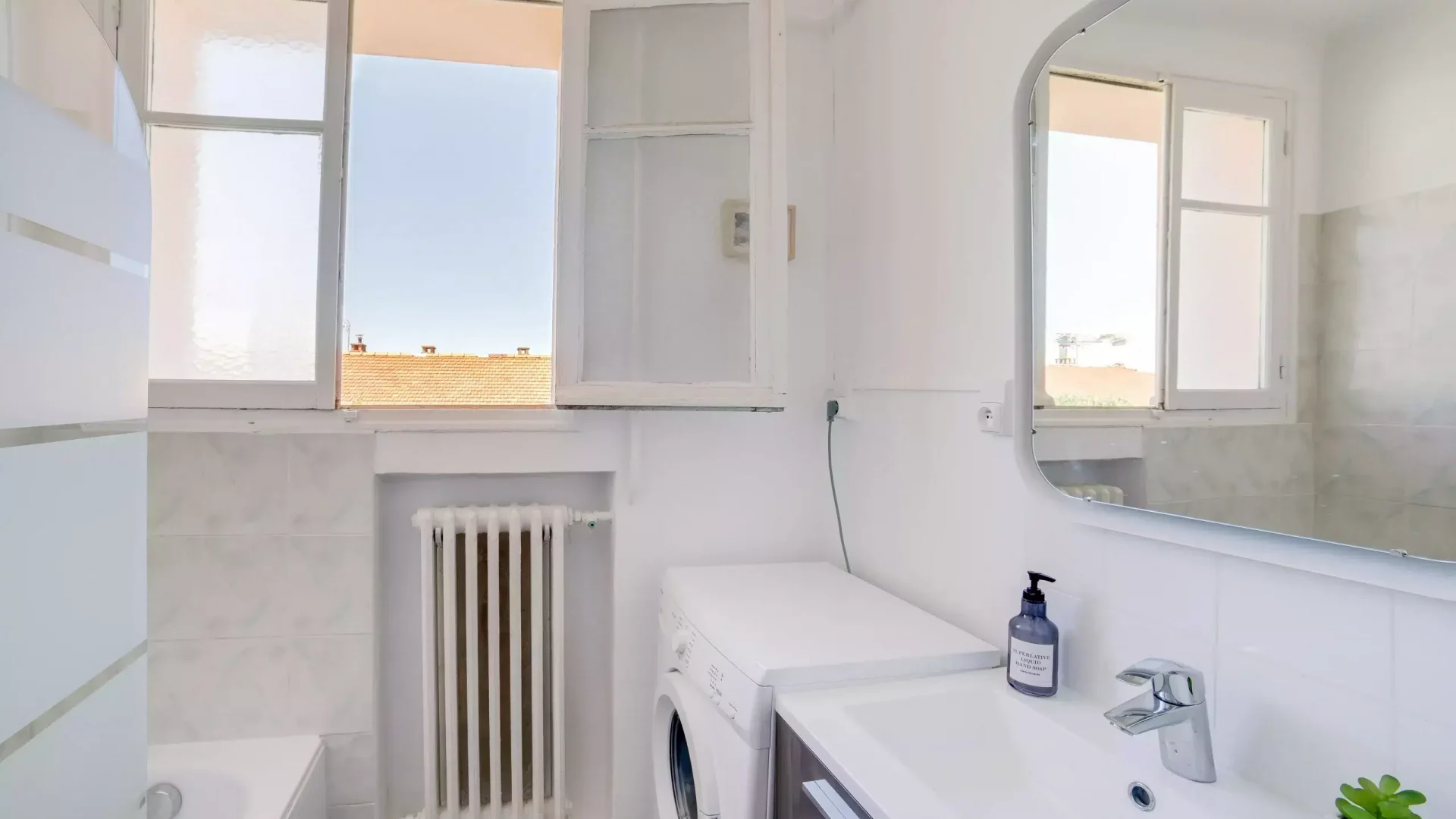 Salle de bain équipée avec fenêtre