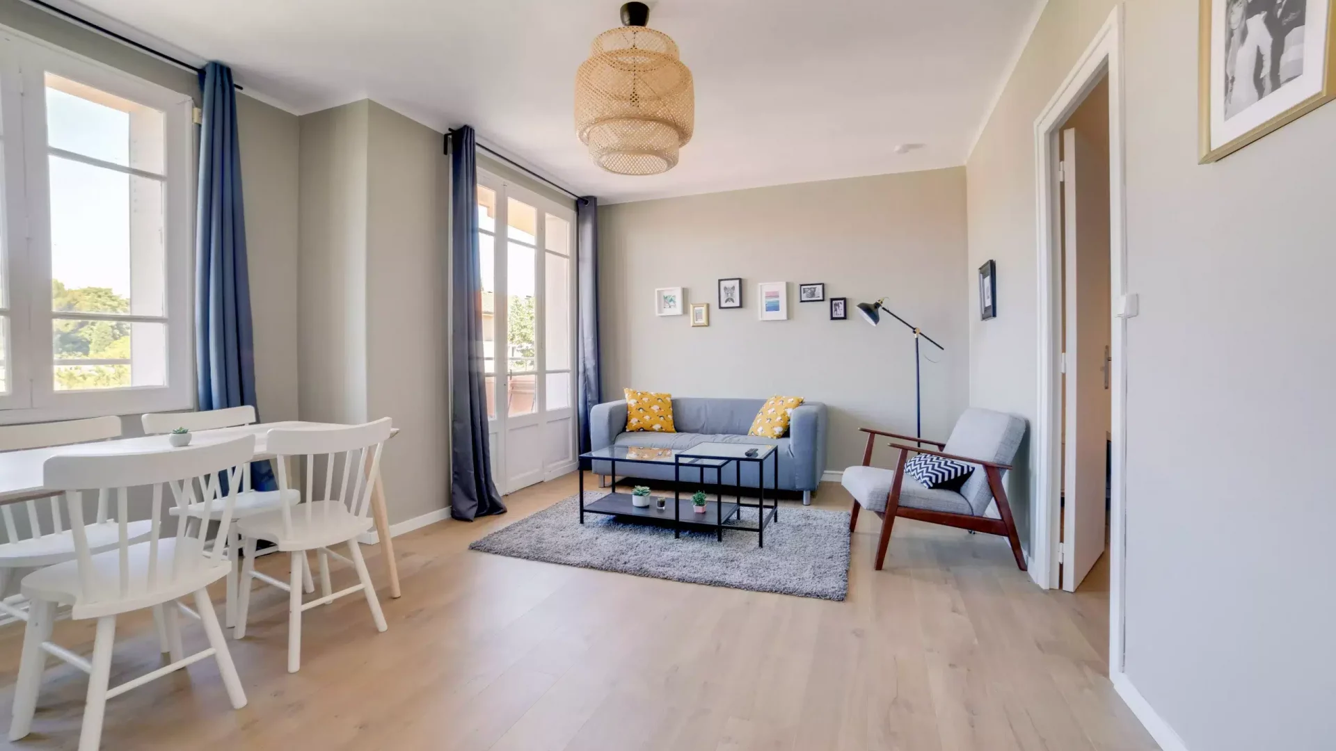 grand salon avec salle à manger à partager dans une colocation meublée