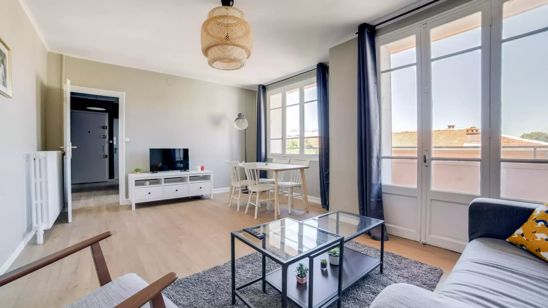 grand salon lumineux dans une colocation meublée