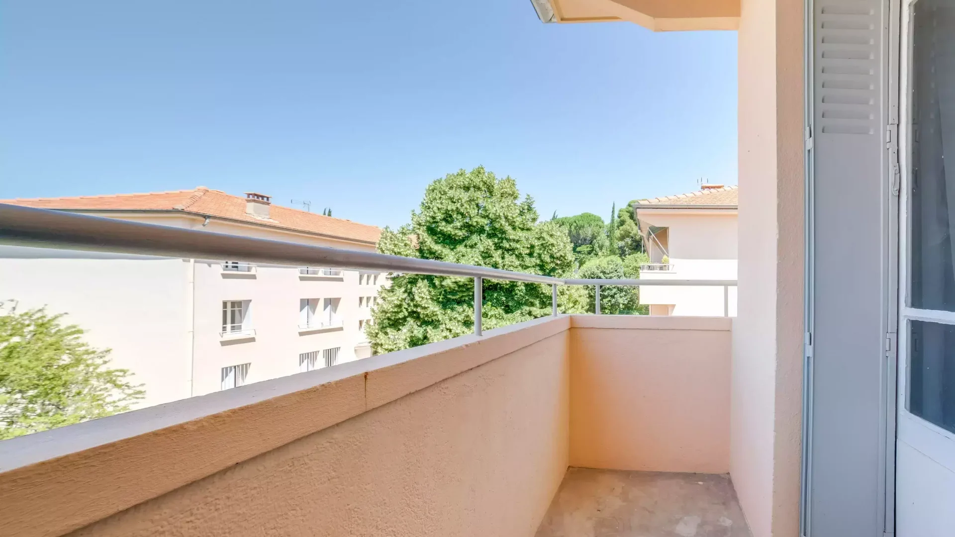 balcon avec vue dans colocation meublée à Aix